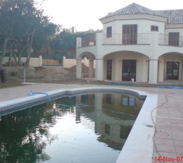 Proyectos y Construcciones Benalup casa con piscina