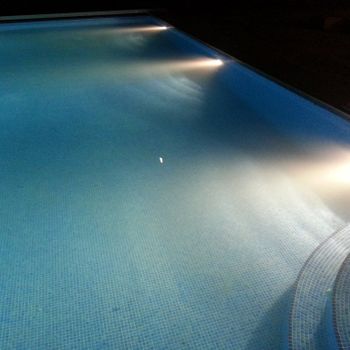 Proyectos y Construcciones Benalup piscina de noche
