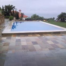 Proyectos y Construcciones Benalup piscina azul