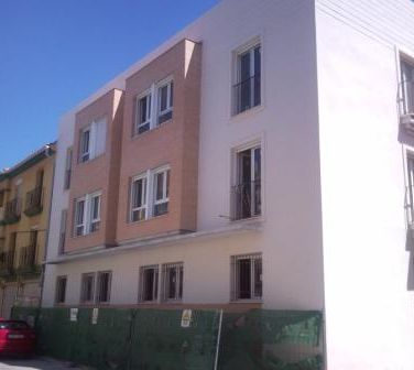 Proyectos y Construcciones Benalup edificio remodelado